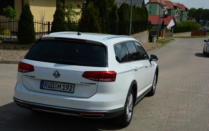 Volkswagen Passat cena 59900 przebieg: 221000, rok produkcji 2016 z Łobez małe 596